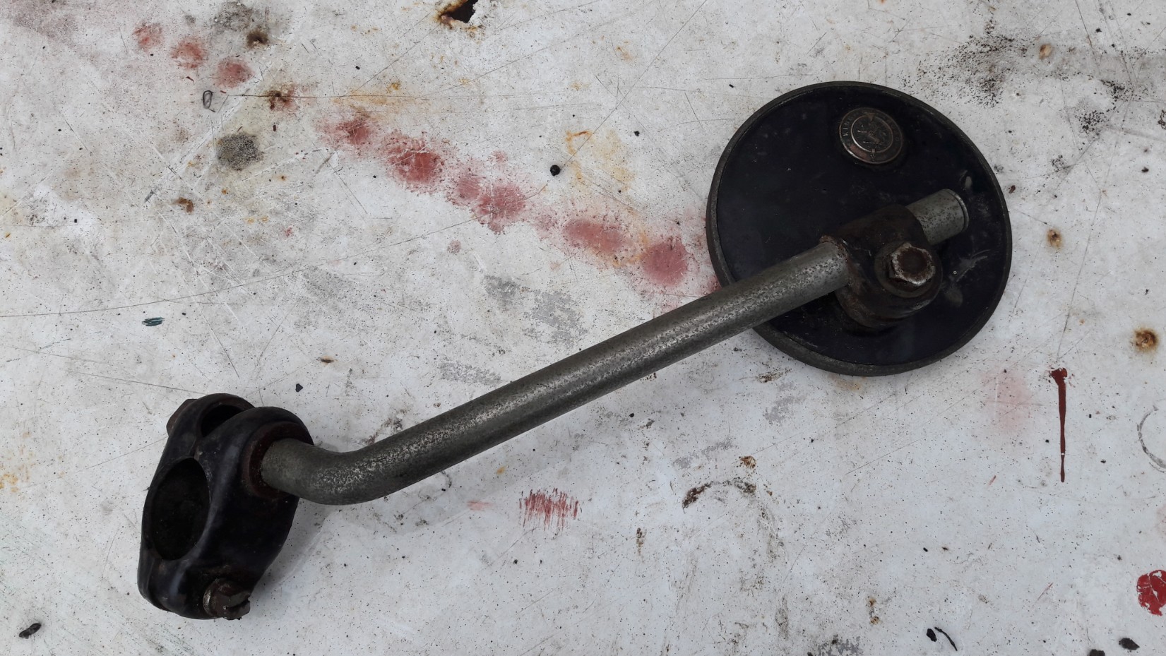 Er zat ook een spiegel op de fiets. De eigenaar heeft daar liever een bel zitten, en ik vind het ook niet zo interressant. Dus mocht er interresse zijn voor een oude spiegel....