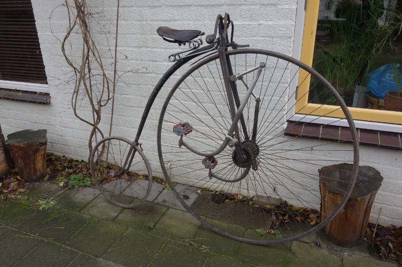 alles aan de fiets gehangen
