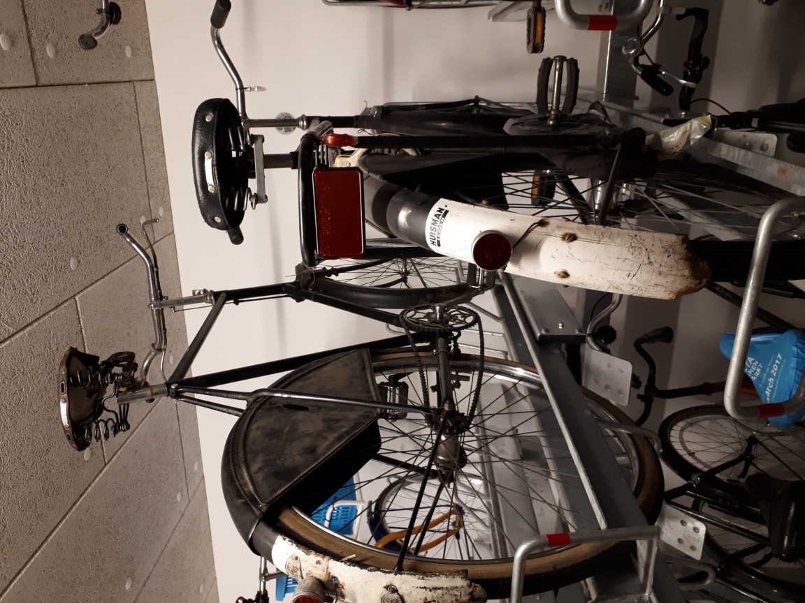 Gazelle uit 1918 naast een enigszins desolate Burgers fiets uit 1936