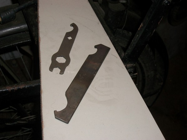 Zelfgemaakte haaksleutel, en bewerkte Torpedo-sleutel