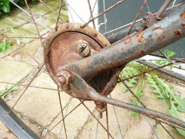 Fongers Damersfiets voornaaf trommelrem.JPG