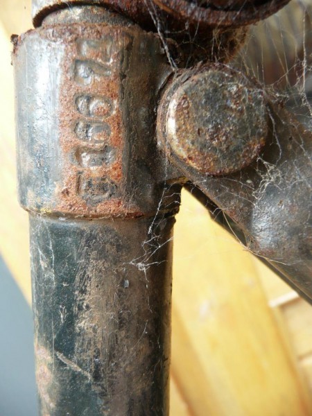 Fongers Damesfiets Framenummer bovenaan zitbuis.JPG