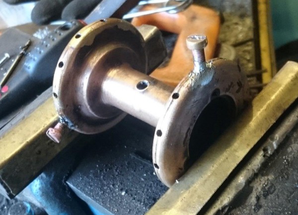 2 M5 schroeven in de naaf gesoldeerd