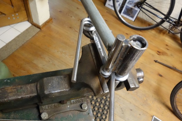 buigijzer  voor de veer.jpg