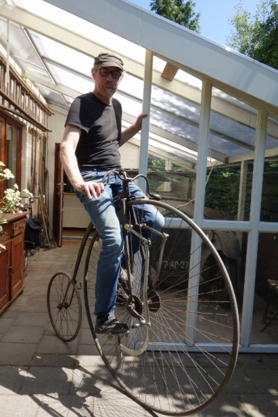 op de fiets met ruimte voor de knie.jpg