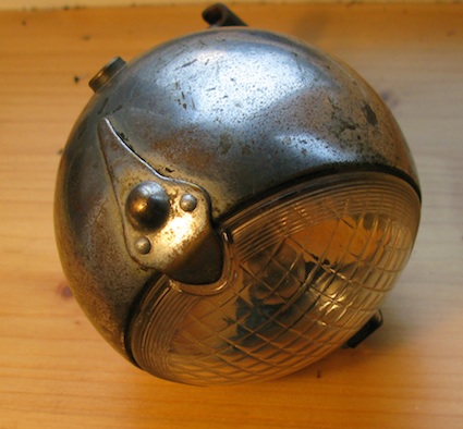 bolle lamp met verklikker glaasje zit op Burgers 1940 damesfiets