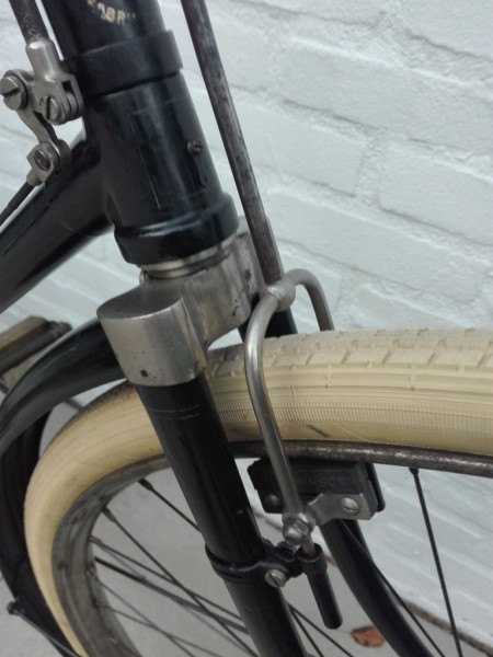 DZ 1909 voorrem 1.jpg