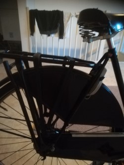 de originele rechter jasbeschermer gevonden. van het merk Gazelle