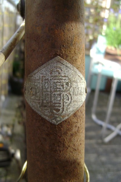 balhoofdplaatje met roestkorst