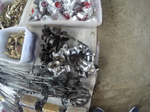 Markt namaak balhoofdstroppen.JPG