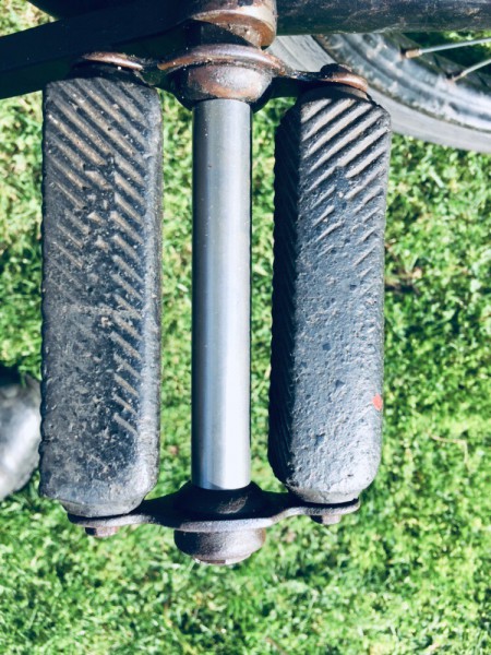 Pedaal met nieuw buisje tussen de lagertjes.