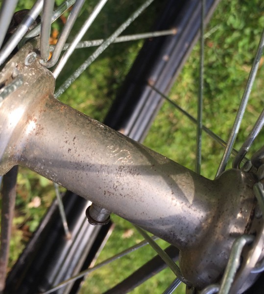 Slordig ingeslagen logo van Juncker.