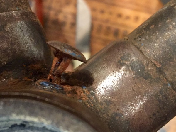 “Oliepotje” in de vorm van een splitnagel