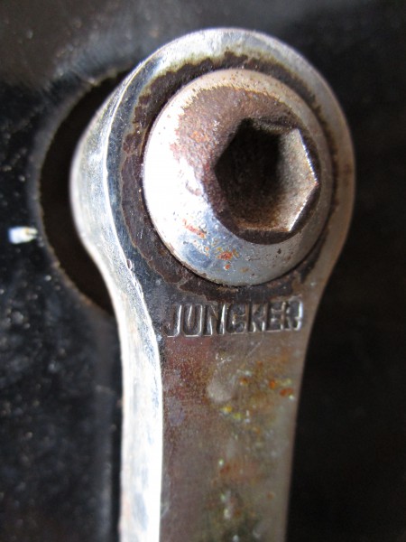 Juncker kruisframefiets revisie, crank binnenzeskantschroef.JPG