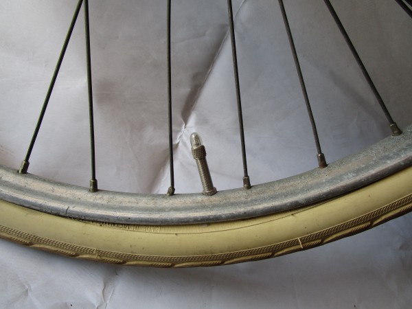 Juncker kruisframefiets revisie, binnenband onder hiel bij ventiel.JPG