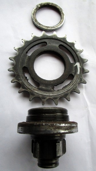 Kettingwiel met schroefdraad demonteren, WtC, 2020.JPG