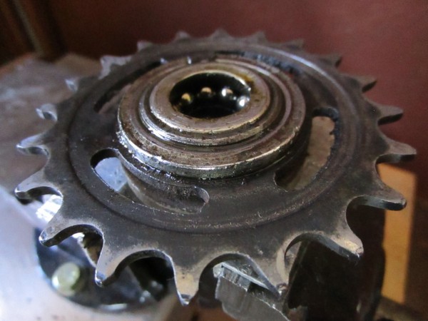 Juncker kruisframefiets revisie, ringmoer rechtsom los, kettingwiel linksom los.JPG