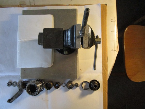 Juncker kruisframefiets revisie, alle onderdelen op een rij.JPG