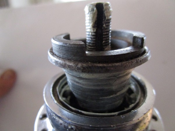 Juncker kruisframefiets revisie, wat vet in de schroefdraad doen.JPG