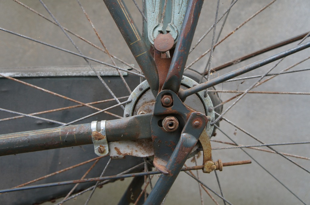 anderskleurige bagagedrager en staander en spatbordstang DOF.JPG