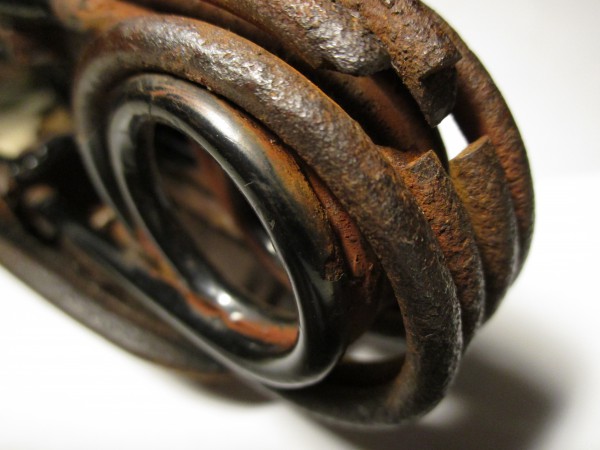 Juncker kruisframefiets revisie, zadel, krulveer, gebroken.JPG