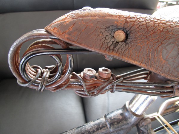 Juncker kruisframefiets revisie, zadel, krulveer, koperdraad (1).JPG