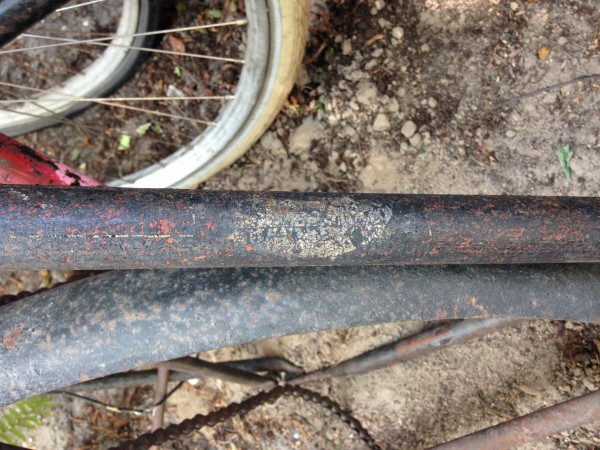 Ook even de lak verwijderd met tape. restanten van transferes en biezen komen tevoorschijn.