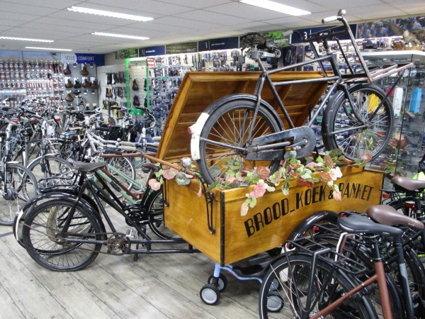 Transportfiets op bakfiets gestapeld.JPG