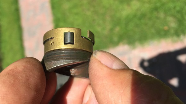 Deze zit nu in de remtrommel hieronder.