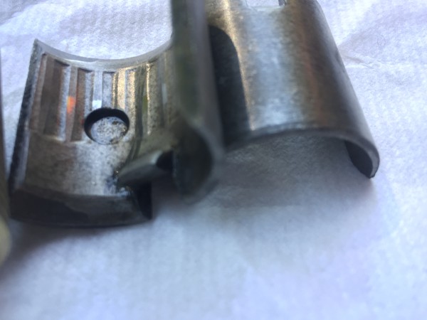 De 'randjes' zijn niet hoog of scherp genoeg en het is ook vreemd dat de verhoging die de remvoering op zijn plaats houdt doorgedrukt is. De kuil die daardoor is ontstaan zou het functioneren ook wel eens tegen kunnen werken.