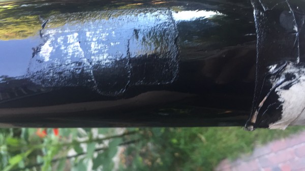 Onder de tape zit het logo van de estafette loper.