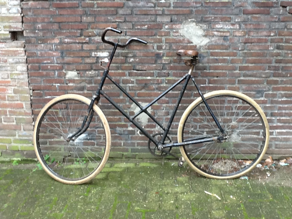 Je kunt zien dat het kruis dmv lugs is samengesteld