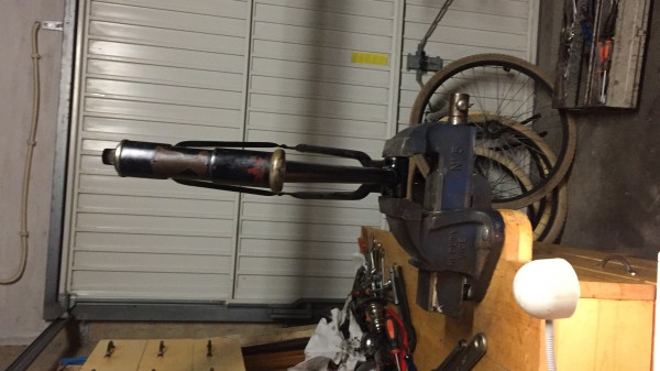 De balhoofdbuis staat aan de onderkant iets naar links op de foto.