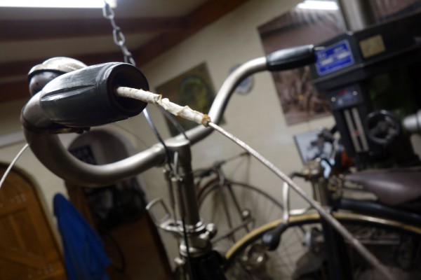 doortrekken van de kabel binnen en buiten