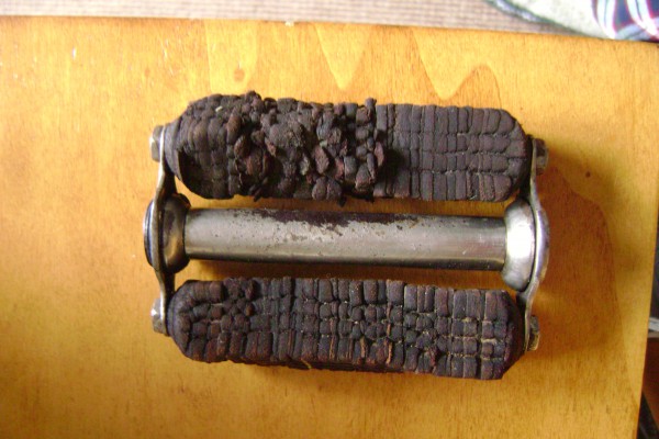 pedaal met verdraaide delen in het blok