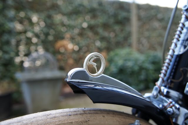 Gazelle witte plastic mascotte.JPG