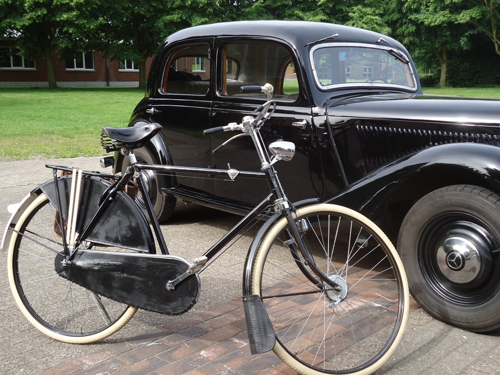 Gazelle 1955 vs Mercedes Benz 1938.JPG