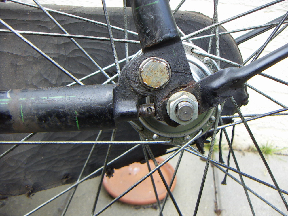 Achter de wat beschadigde bout zit een sleuf die verstellen van de staande achtervork mogenlijk maakt