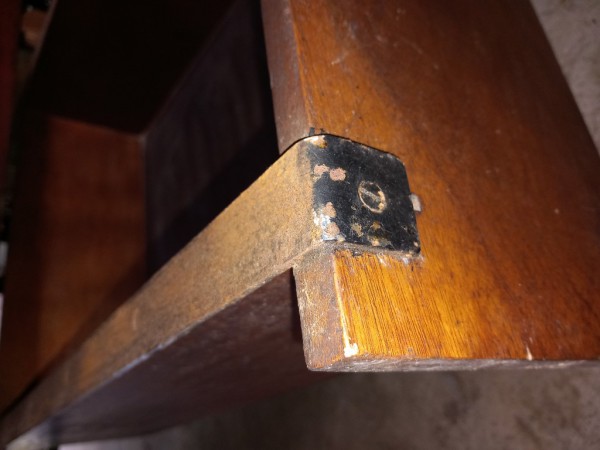 de stalen geleidingsstrippen zijn aan de voorzijde van de lade omgebogen