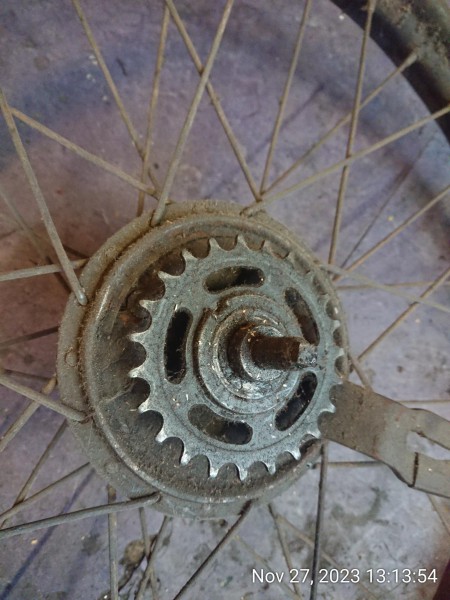 Achterwiel met interessant terugtraptrommelnaaf