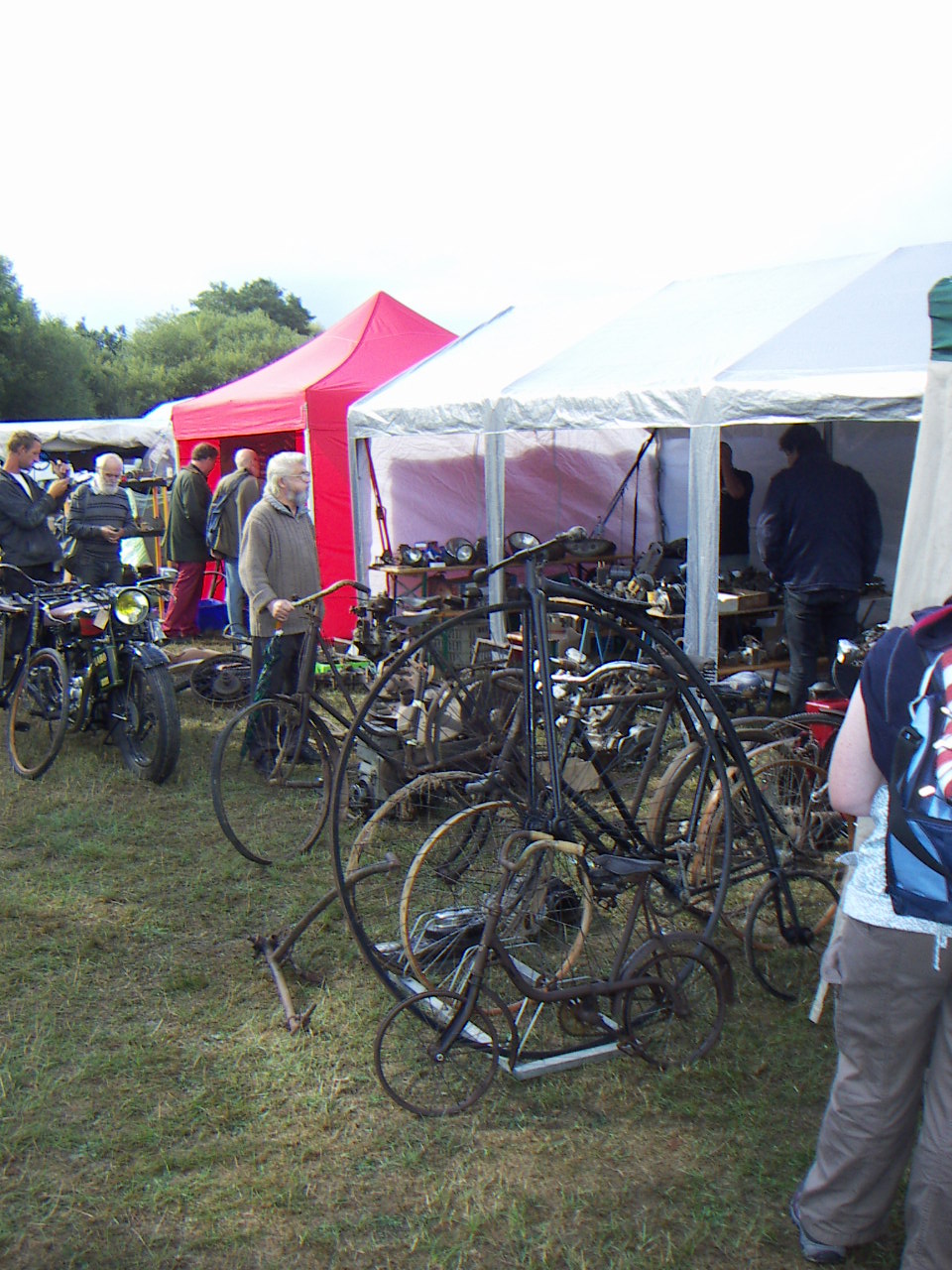 zo maar een stand met een CMC hoge bi en een Triumph damesfiets