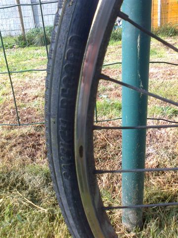 dit is nog een originele RALEIGH band de voorste is een Michelin