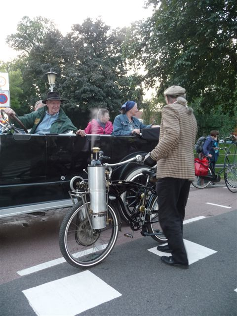 en Amerikaanse replica stoomfiets er bij.jpg