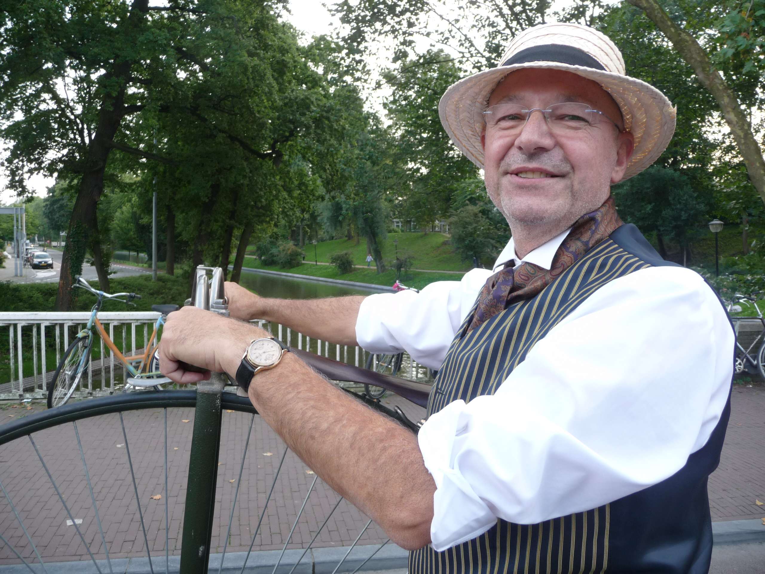 de bestuurder in het pak 1.jpg