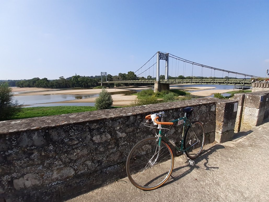 Saumur_Bridge_with_ Gazelle_Race.jpg