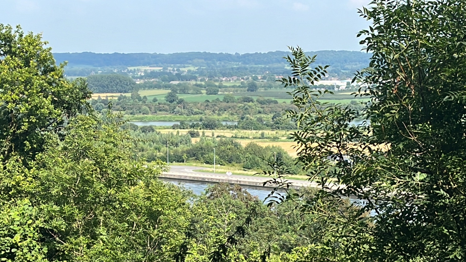 Op de achtergrond de gelateria
