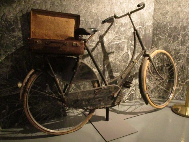 Grotestraat, Memory Museum, Fiets Trouw verspreiden, WtC 2024 - S.JPG