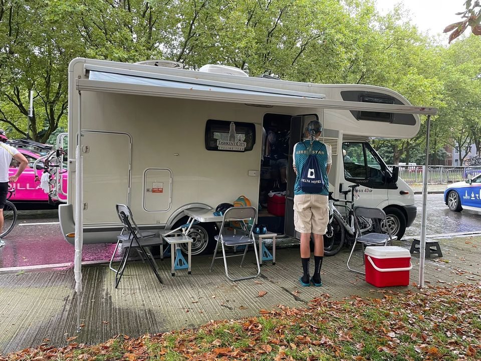 Yanina bij de teamcamper.jpg