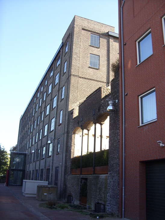 voorkant, met rechts het gesloopte schuine dak