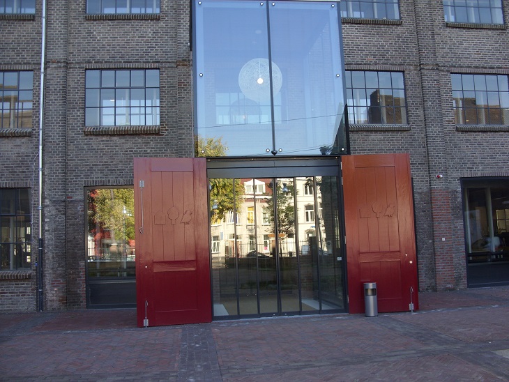 de nieuwe hoofdingang Singelzijde